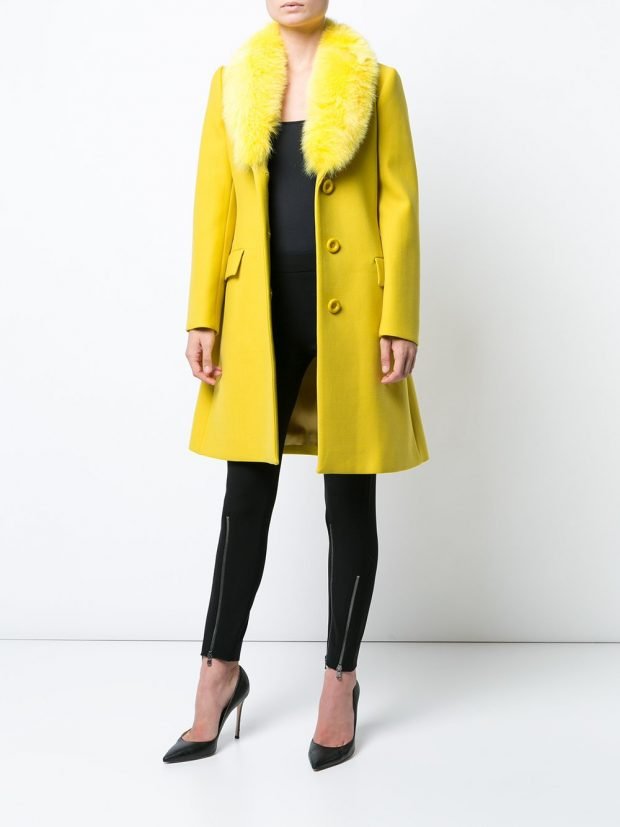 модное пальто желтого цвета