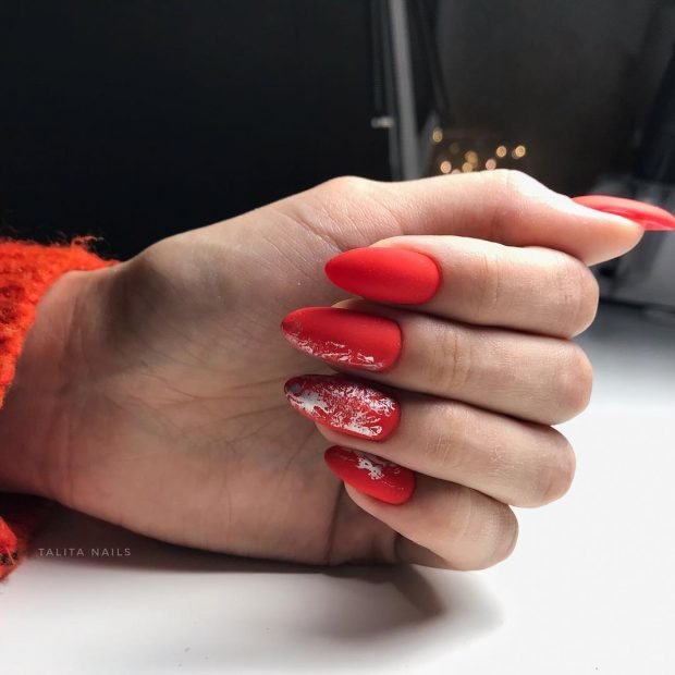 Маникюр на короткие ногти 2023 модные тенденции зима красный (60 фото)