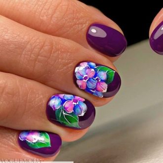 короткие фиолетовые ногти с цветами
