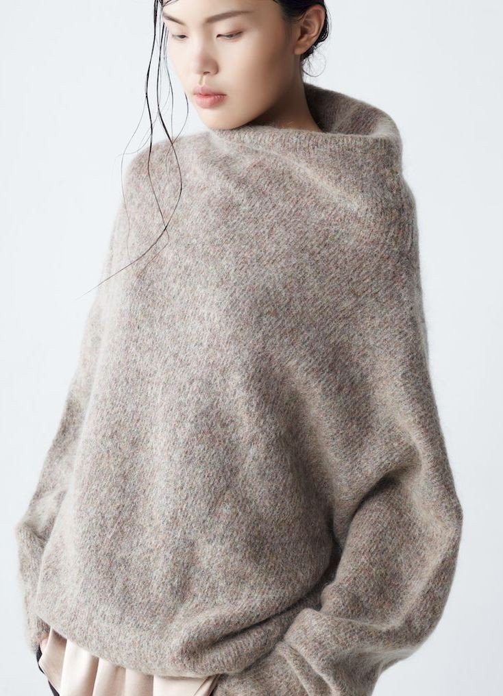 Мохеровый свитер серого цвета