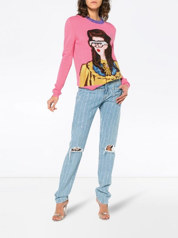 розовая кофта с изображением и джинсы