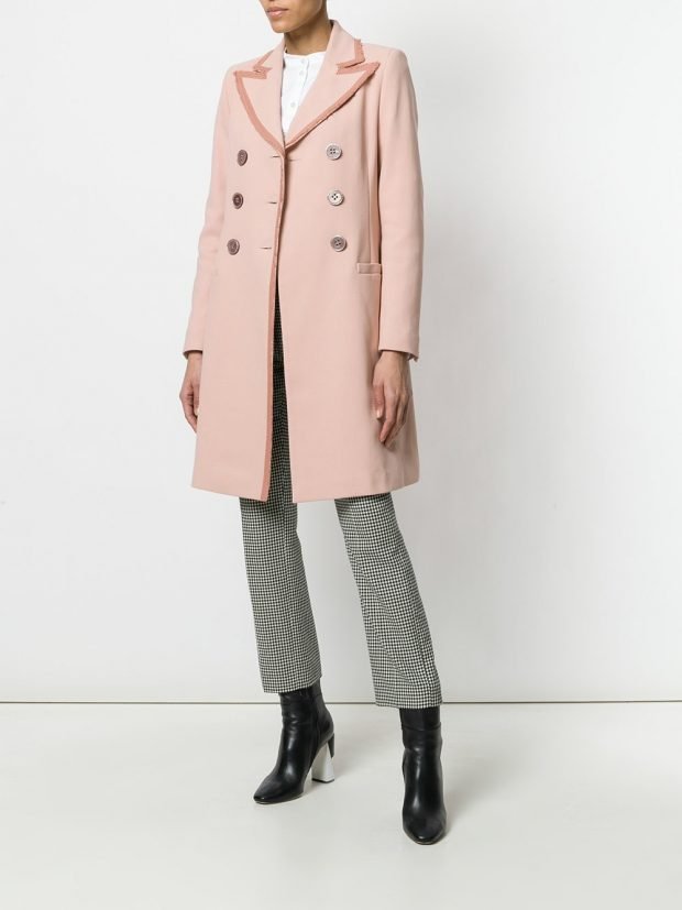 розовое пальто и укороченные брюки