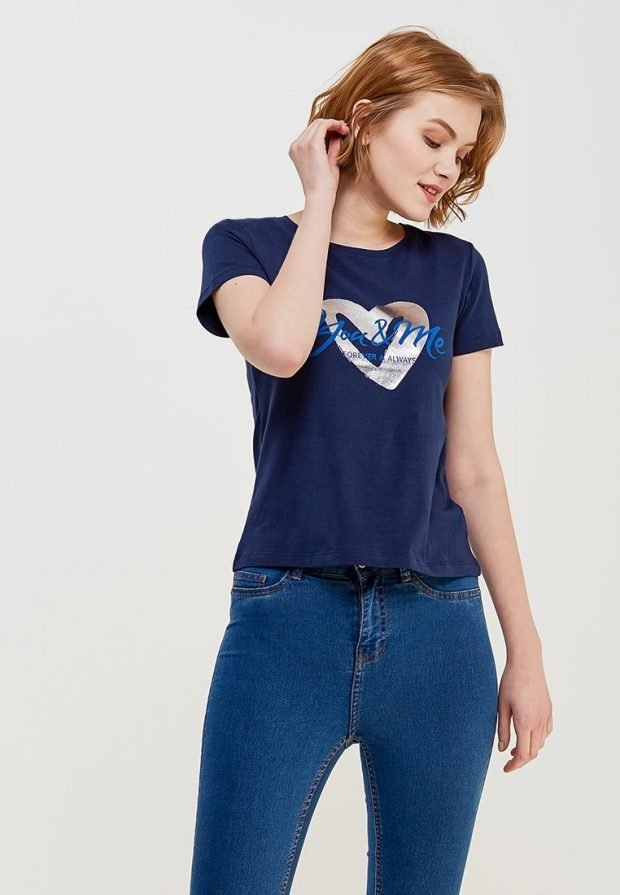 женская синяя футболка с декором