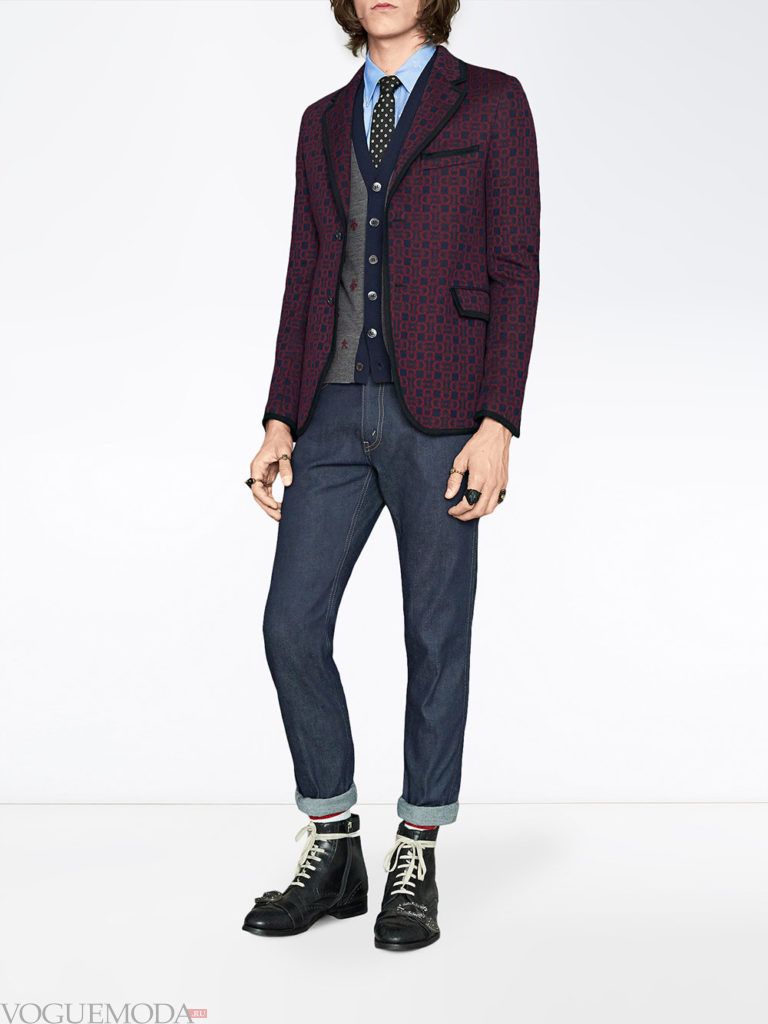 джинсы с отворотом и бордовый пиджак